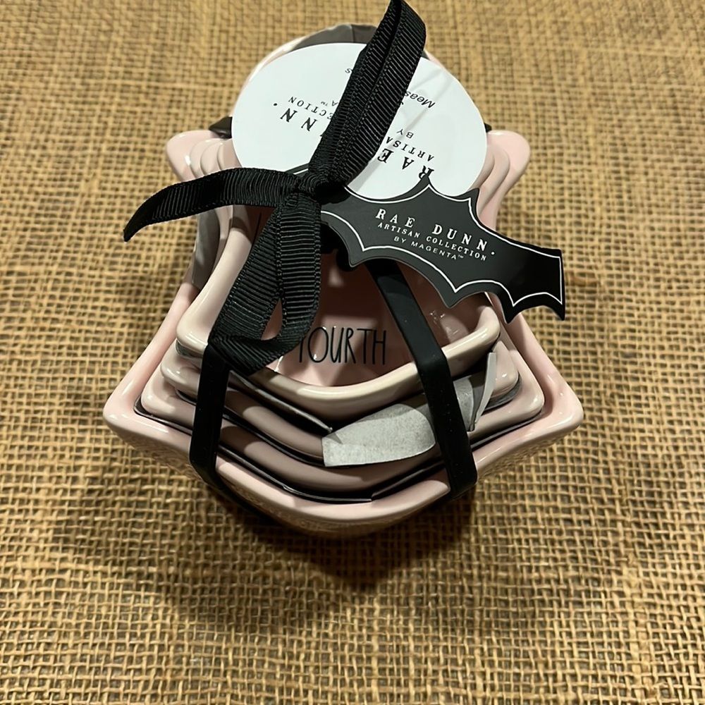 NWT Rae Dunn ghost shaped measuring cups
